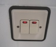 Conectar dos lámparas con dos interruptores en el salón