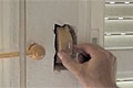 Poner un taco de madera en una pared hueca para poder fijar piezas a la misma con tornilleria