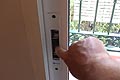 Cómo reparar una puerta corredera de aluminio que no se queda cerrada