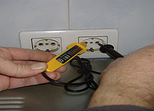 Cómo utilizar el comprobador de corriente en las reparaciones de electricidad de la casa