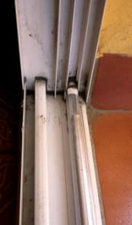 Rail deteriorado de puerta corredera aluminio